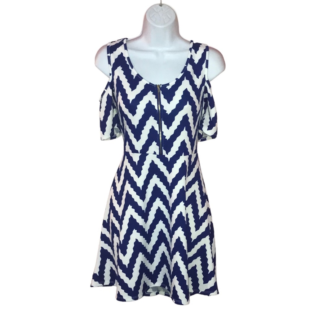 Espresso Cold Shoulder Blue White Chevron Print Short Dress - Medium - Picture 12 of 12